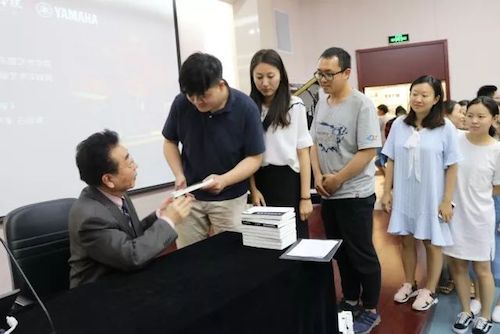 BG大游艺术家石叔诚与特邀艺术家顾平受邀于成都大学东盟艺术学院、音乐与舞蹈学院艺术实践周开展公开课
