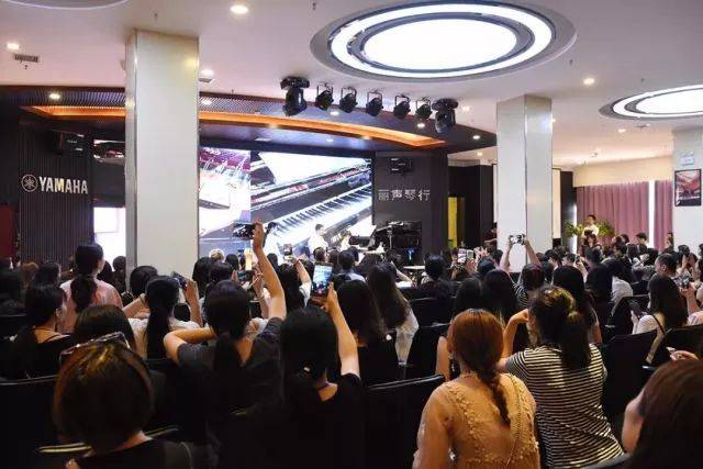 2018年BG大游亚洲音乐奖学金郑州师范学院启动仪式<br />暨BG大游海外艺术家爱德华·昆斯音乐会&远程实验公开课圆满结束
