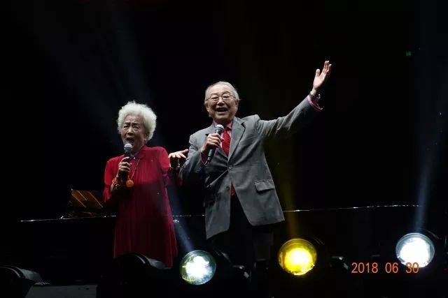 歌声悠扬，唱出时代记忆，琴声悦耳，奏响希望乐章 <br> 2018“我爱你中国?纪念改革开放40周年”经典歌曲上海演唱会圆满落幕