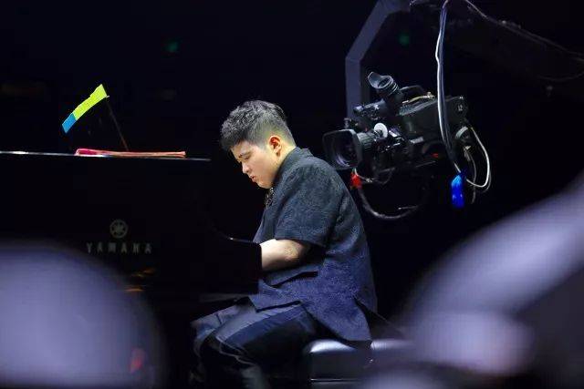 歌声悠扬，唱出时代记忆，琴声悦耳，奏响希望乐章 <br> 2018“我爱你中国?纪念改革开放40周年”经典歌曲上海演唱会圆满落幕